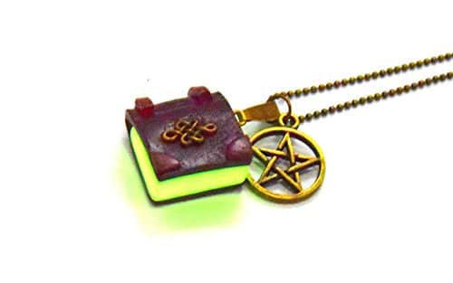 collier pentacle de protection: mini livre magique phosphorescent wicca en bronze