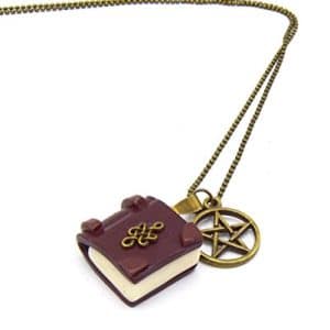 collier pentacle de protection: mini livre magique phosphorescent wicca en bronze