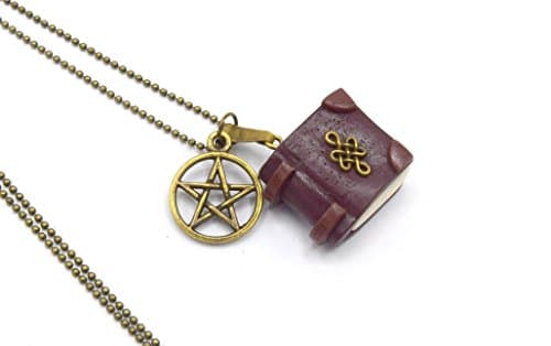 collier pentacle de protection: mini livre magique phosphorescent wicca en bronze