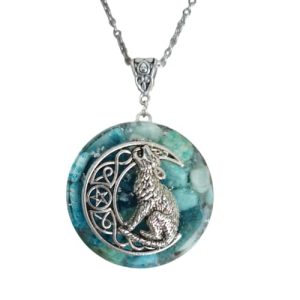 pentacle de protection wicca en orgonite: pendentif croissant de lune avec loup, aigue marine, amazonite et apatite, bijoux unisexes