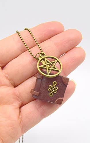 collier pentacle de protection: mini livre magique phosphorescent wicca en bronze