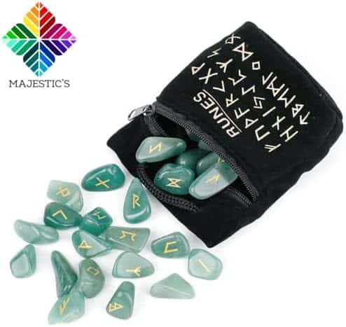 pack divinatoire viking: set de 25 runes d'aventurine verte gravées avec ebook et sac noir