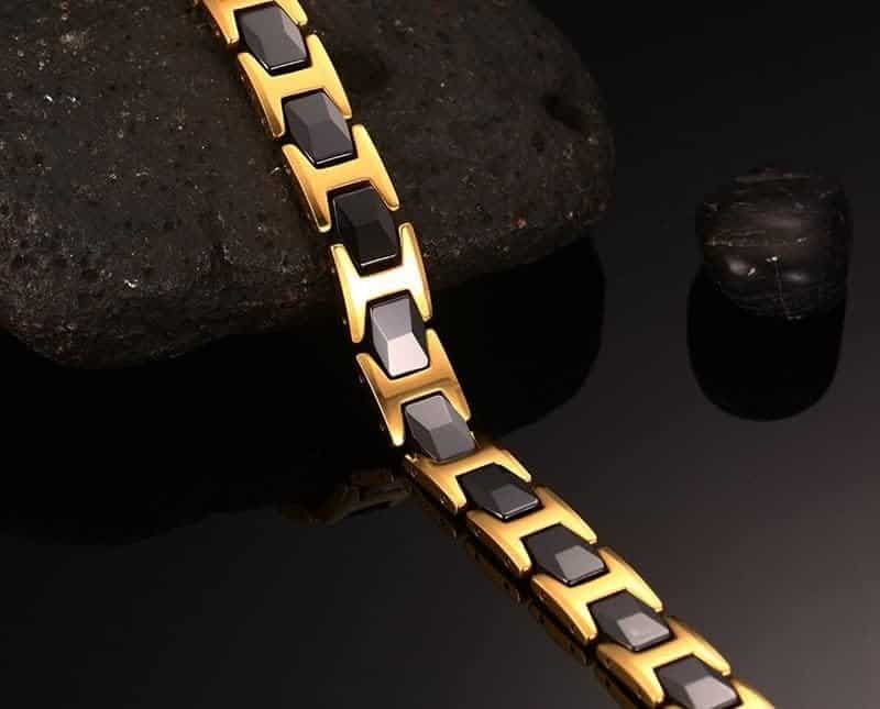 charme de protection stfery: bracelet en or et céramique noir cadeau idéal pour maman à la saint valentin
