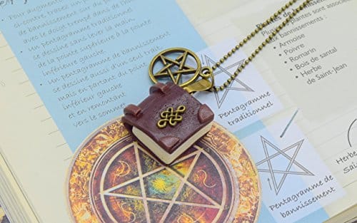 collier pentacle de protection: mini livre magique phosphorescent wicca en bronze