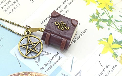 collier pentacle de protection: mini livre magique phosphorescent wicca en bronze